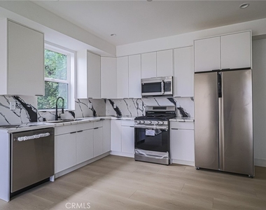 11814 Gilmore Street - Photo Thumbnail 13