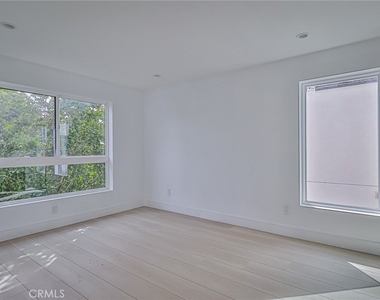 11814 Gilmore Street - Photo Thumbnail 27