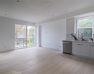 11814 Gilmore Street - Photo Thumbnail 10