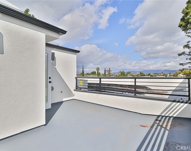 11814 Gilmore Street - Photo Thumbnail 36