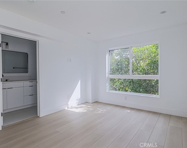 11814 Gilmore Street - Photo Thumbnail 28