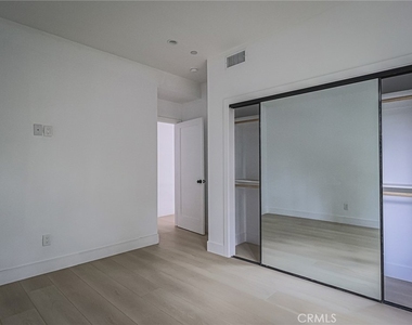 11814 Gilmore Street - Photo Thumbnail 16