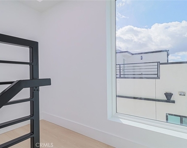 11814 Gilmore Street - Photo Thumbnail 31