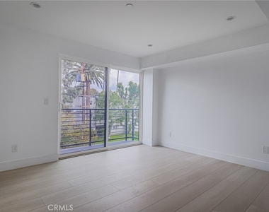 11814 Gilmore Street - Photo Thumbnail 20