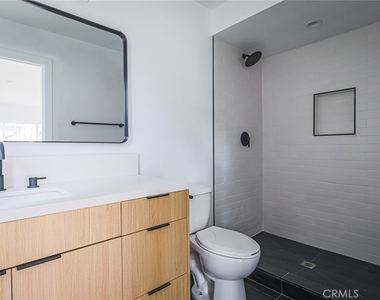 11814 Gilmore Street - Photo Thumbnail 9