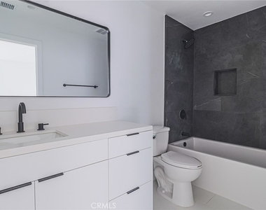11814 Gilmore Street - Photo Thumbnail 29
