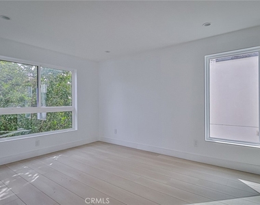 11810 Gilmore Street - Photo Thumbnail 27
