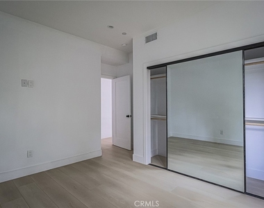 11810 Gilmore Street - Photo Thumbnail 16