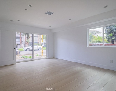 11810 Gilmore Street - Photo Thumbnail 8