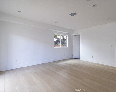11810 Gilmore Street - Photo Thumbnail 7