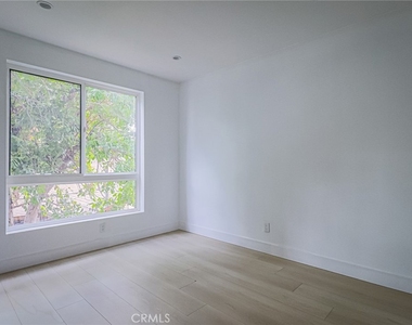 11810 Gilmore Street - Photo Thumbnail 15