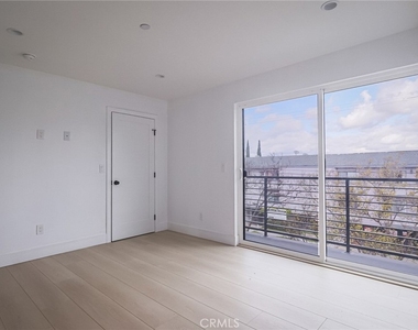 11810 Gilmore Street - Photo Thumbnail 21