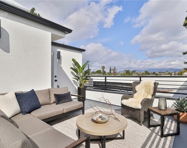 11810 Gilmore Street - Photo Thumbnail 3