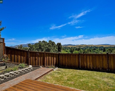 1319 Strawberry Ct - Photo Thumbnail 19