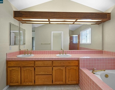 1319 Strawberry Ct - Photo Thumbnail 17