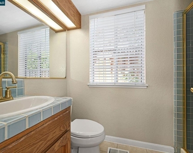 1319 Strawberry Ct - Photo Thumbnail 11