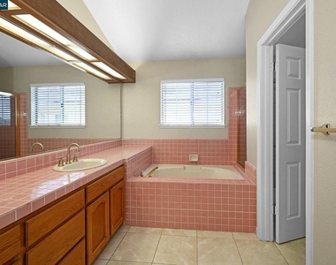1319 Strawberry Ct - Photo Thumbnail 16