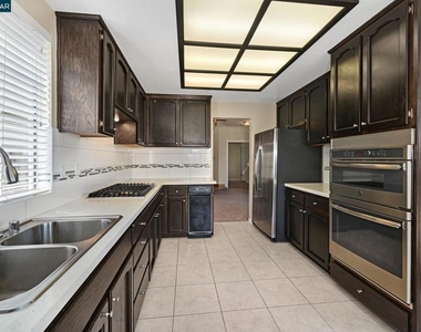 1319 Strawberry Ct - Photo Thumbnail 6