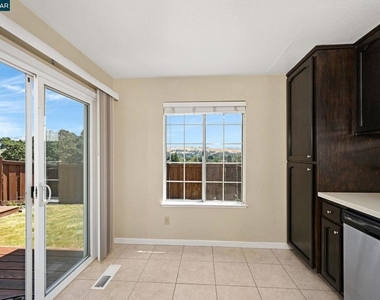 1319 Strawberry Ct - Photo Thumbnail 8