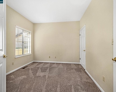 1319 Strawberry Ct - Photo Thumbnail 9