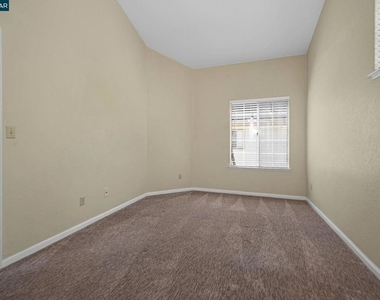 1319 Strawberry Ct - Photo Thumbnail 13