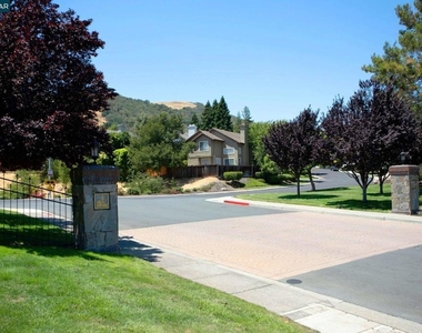 1319 Strawberry Ct - Photo Thumbnail 25
