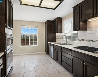 1319 Strawberry Ct - Photo Thumbnail 7