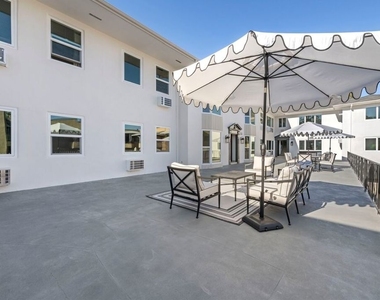1250 N Crescent Heights - Photo Thumbnail 14