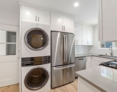 1250 N Crescent Heights - Photo Thumbnail 4