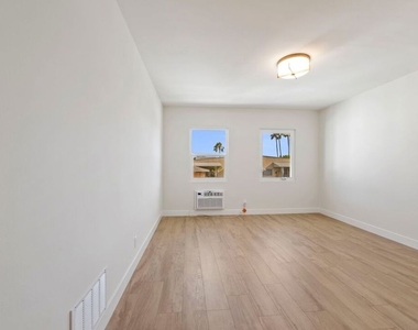 1250 N Crescent Heights - Photo Thumbnail 6