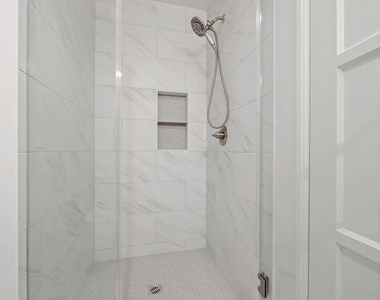 1250 N Crescent Heights - Photo Thumbnail 10