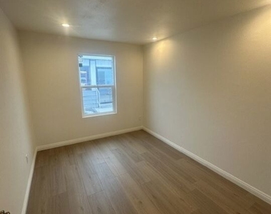 1012 E 73rd Street - Photo Thumbnail 10