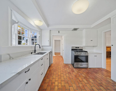 109 Homewood Road - Photo Thumbnail 10