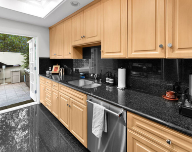 851 N San Vicente Boulevard - Photo Thumbnail 8
