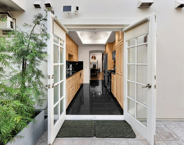851 N San Vicente Boulevard - Photo Thumbnail 16