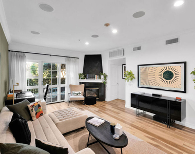851 N San Vicente Boulevard - Photo Thumbnail 2