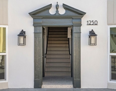 1252 N Crescent Heights - Photo Thumbnail 9