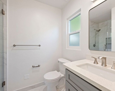 1252 N Crescent Heights - Photo Thumbnail 4