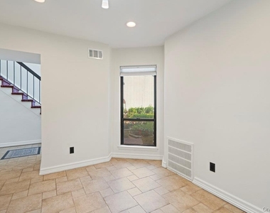 16 Club Drive S - Photo Thumbnail 7