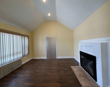 193 Woodbine Avenue - Photo Thumbnail 4