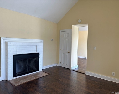 193 Woodbine Avenue - Photo Thumbnail 7