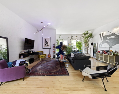 422 W Broadway - Photo Thumbnail 1