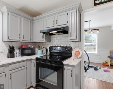 10106 S Fulton Drive - Photo Thumbnail 6