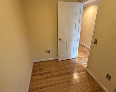 1202 W Abingdon Drive - Photo Thumbnail 4