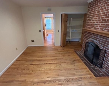 1202 W Abingdon Drive - Photo Thumbnail 8