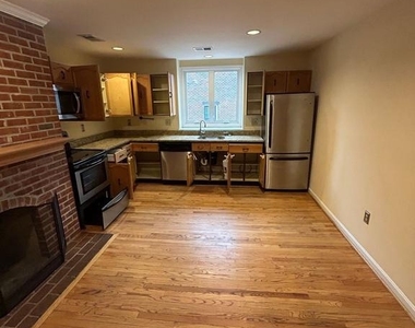 1202 W Abingdon Drive - Photo Thumbnail 7