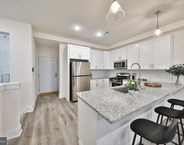 962 N 8th Street - Photo Thumbnail 2