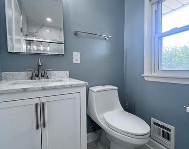 5825 Lamont Drive - Photo Thumbnail 7