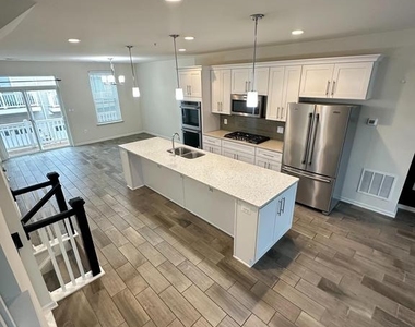 5331 Greenwich Circle - Photo Thumbnail 6