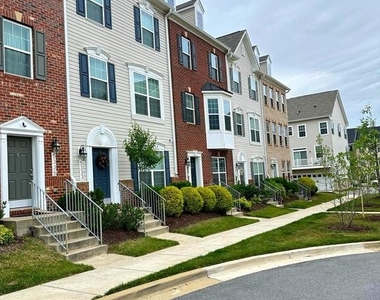 5331 Greenwich Circle - Photo Thumbnail 2